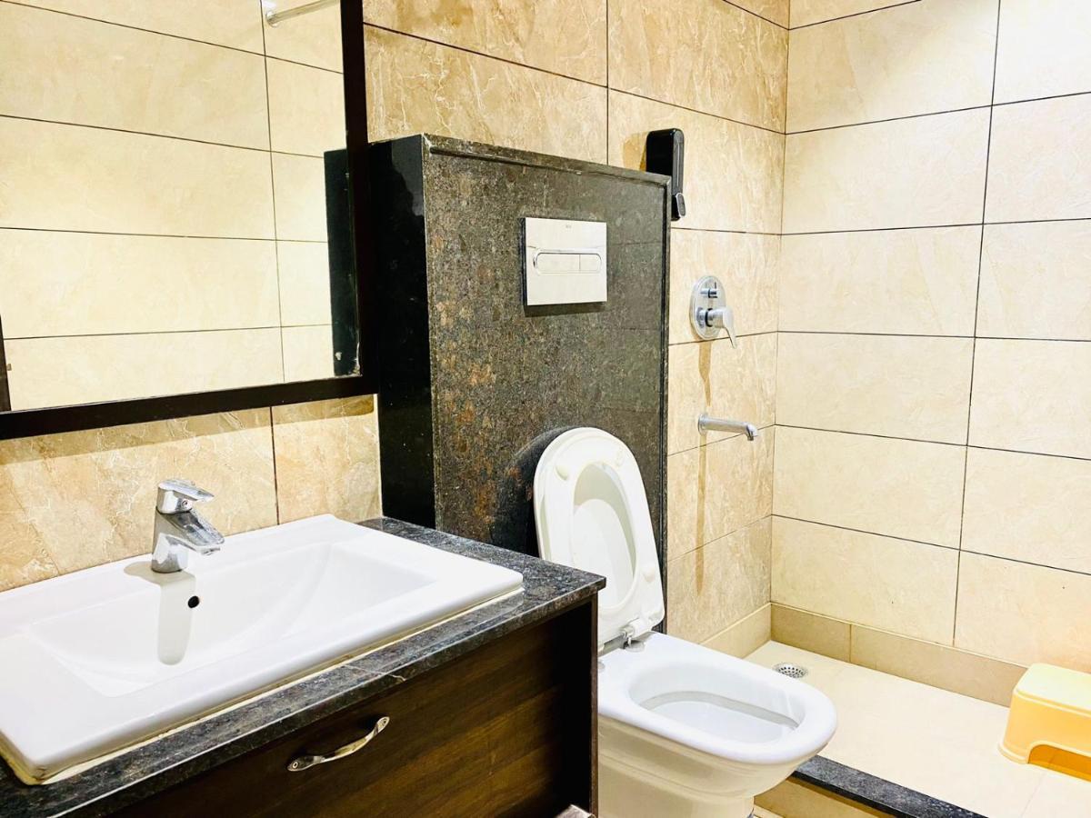 Qotel Hotel Rajouri Garden Above Ritu Marbles, Near Rajouri Garden Metro Station-Couple Friendly Ню Делхи Екстериор снимка
