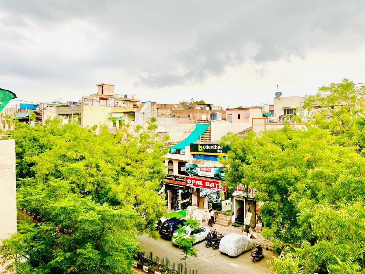 Qotel Hotel Rajouri Garden Above Ritu Marbles, Near Rajouri Garden Metro Station-Couple Friendly Ню Делхи Екстериор снимка