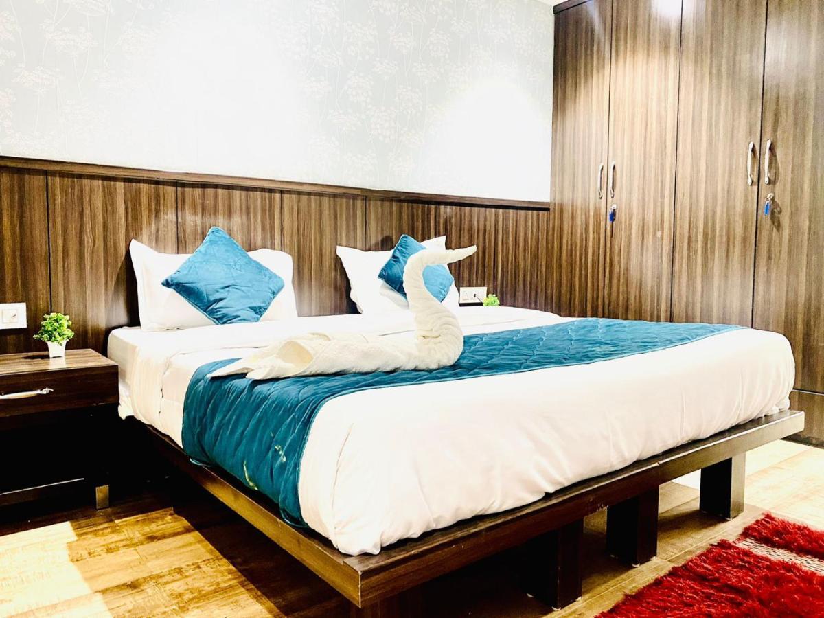 Qotel Hotel Rajouri Garden Above Ritu Marbles, Near Rajouri Garden Metro Station-Couple Friendly Ню Делхи Екстериор снимка