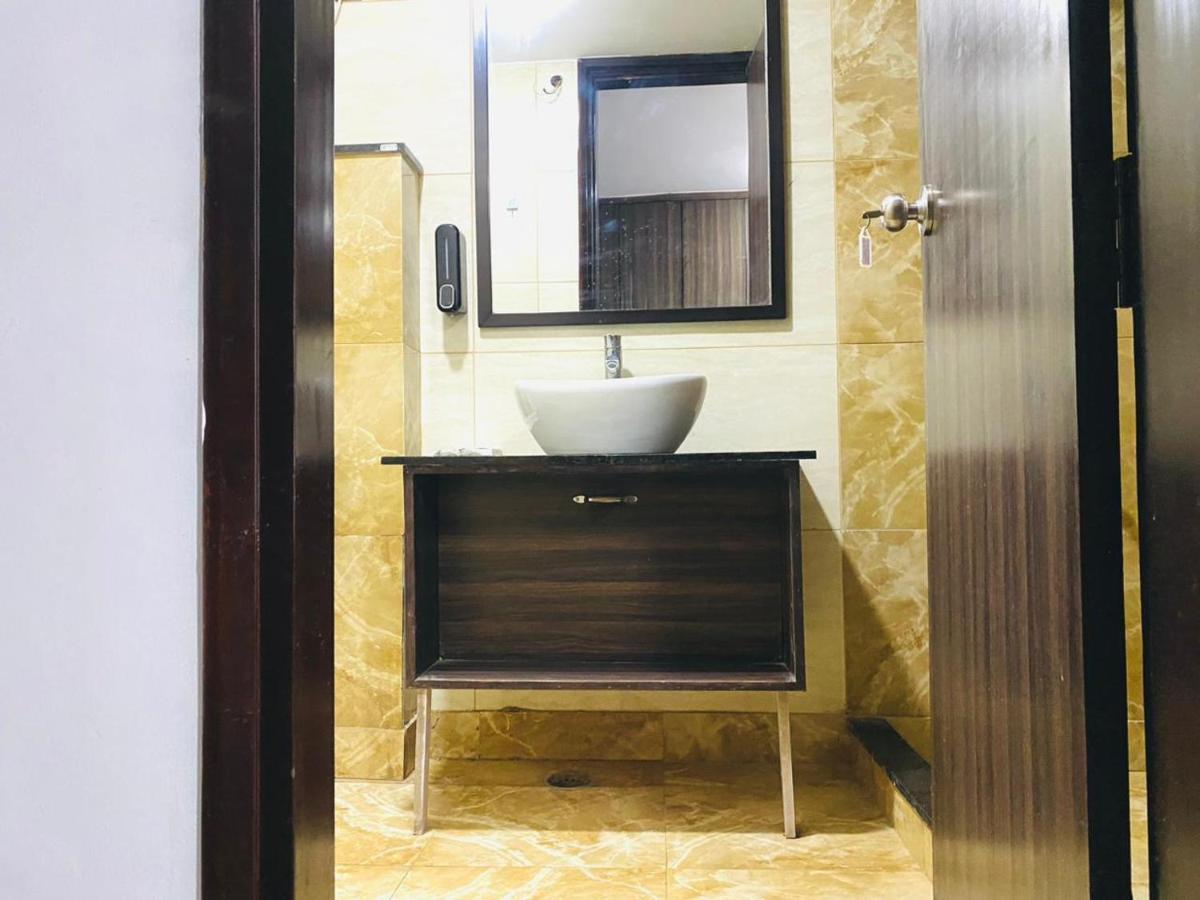 Qotel Hotel Rajouri Garden Above Ritu Marbles, Near Rajouri Garden Metro Station-Couple Friendly Ню Делхи Екстериор снимка