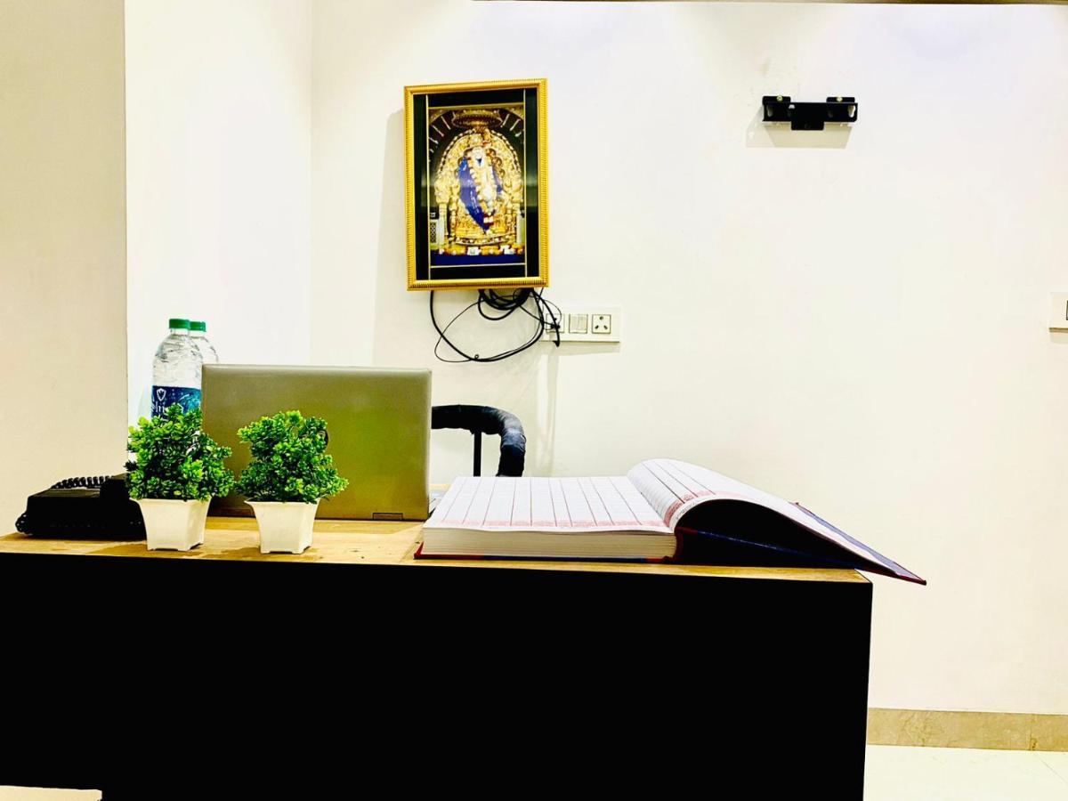 Qotel Hotel Rajouri Garden Above Ritu Marbles, Near Rajouri Garden Metro Station-Couple Friendly Ню Делхи Екстериор снимка