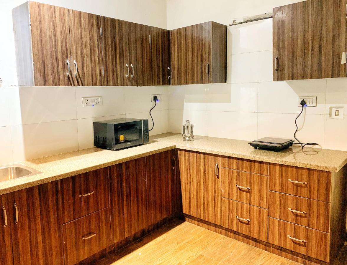 Qotel Hotel Rajouri Garden Above Ritu Marbles, Near Rajouri Garden Metro Station-Couple Friendly Ню Делхи Екстериор снимка